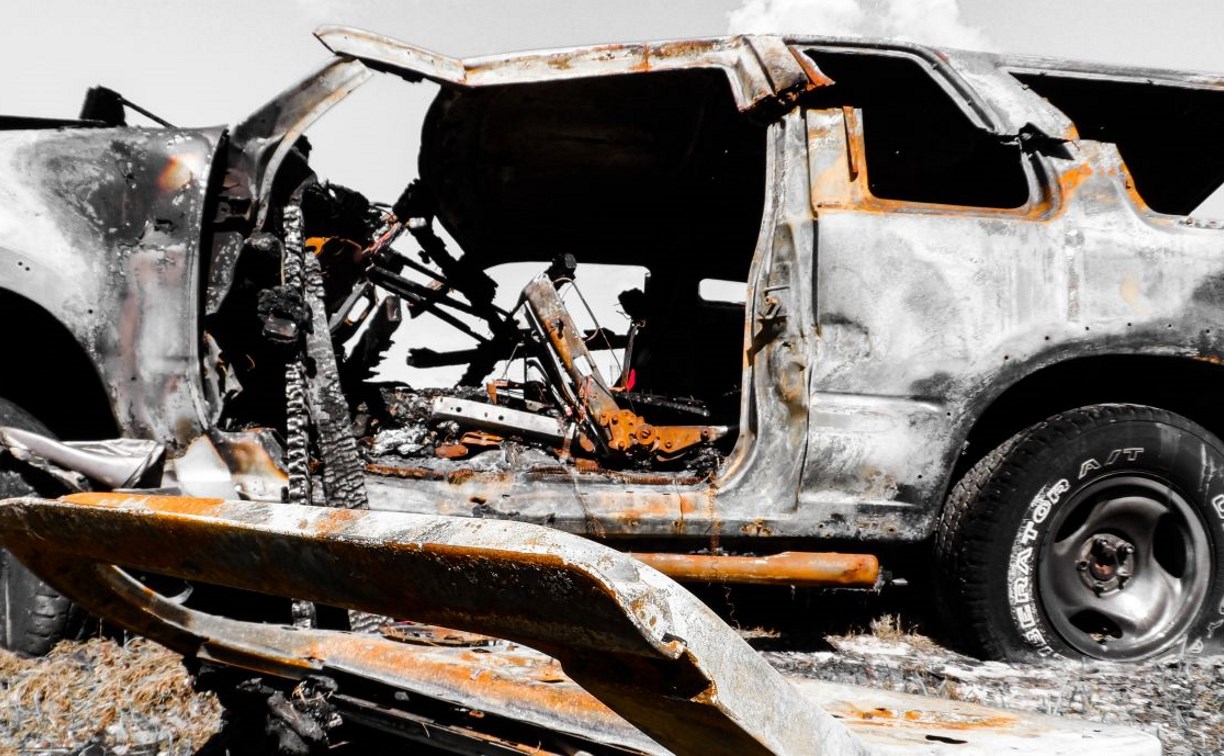 Автомобиль загорелся в боксе на Сахалине