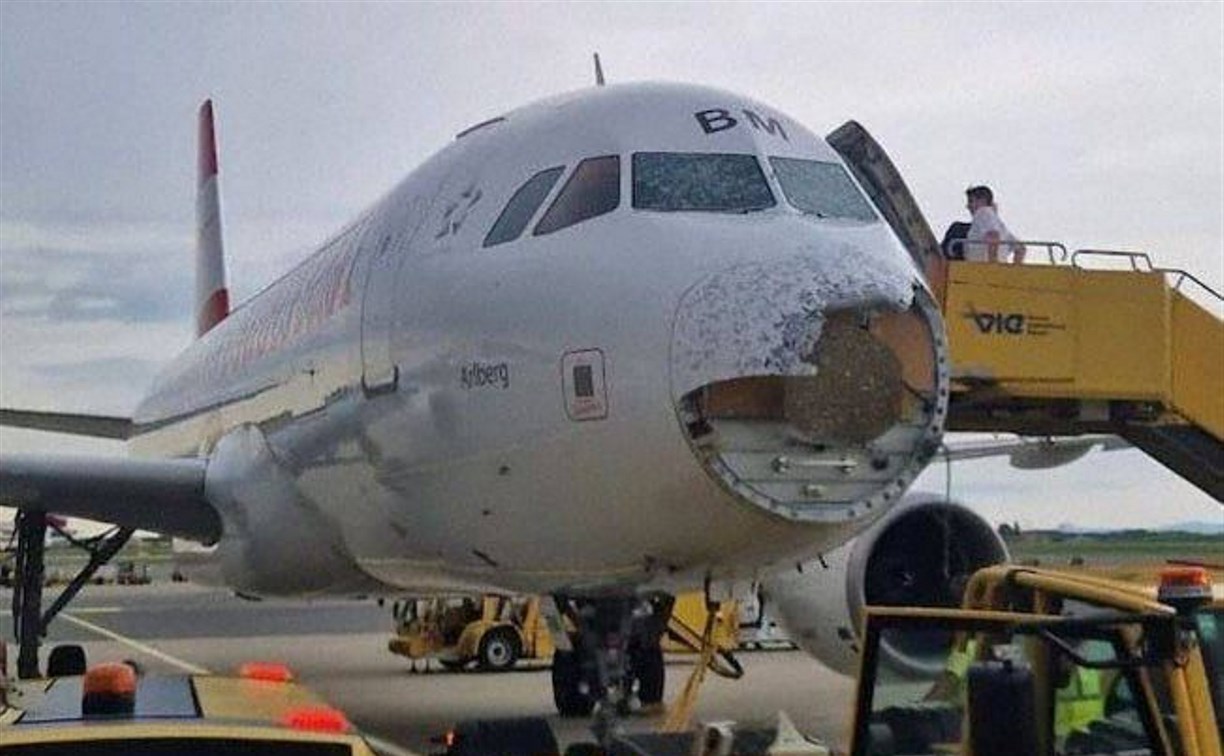 Бывает и такое: град разбомбил нос и лобовое стекло самолета
