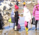 Младшеклассники в Южно-Сахалинске ходят в школу по бездорожью 