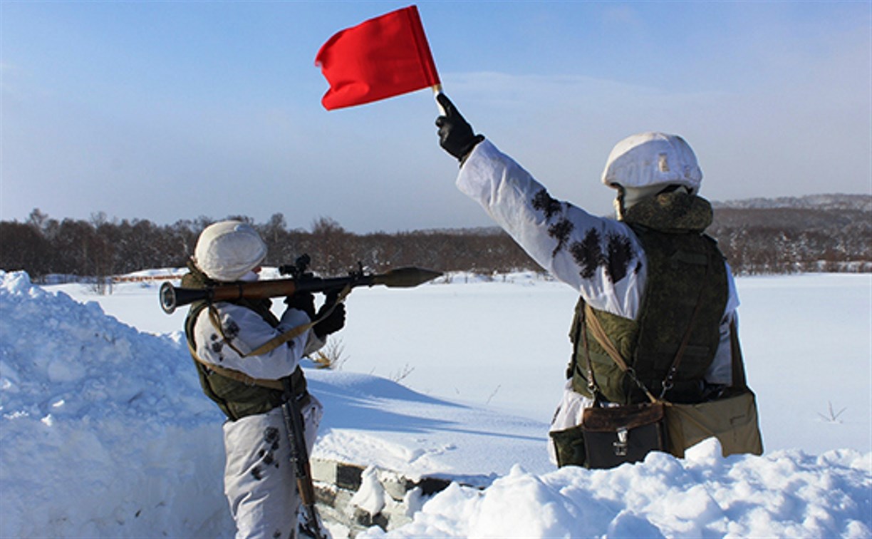 Способы скрытного передвижения на поле боя отработали сахалинские военнослужащие