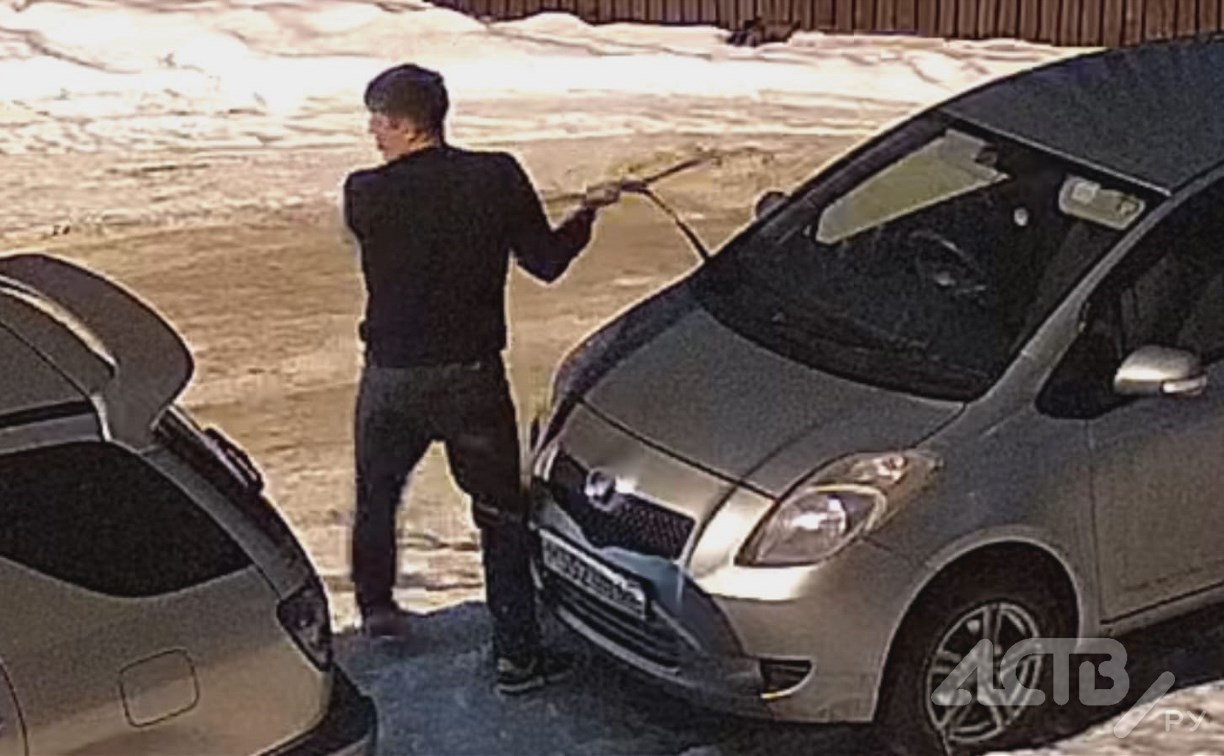 В Южно-Сахалинске мужчина оторвал на чужой машине "дворник", чтобы отбиваться им от хулиганов