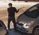 В Южно-Сахалинске мужчина оторвал на чужой машине "дворник", чтобы отбиваться им от хулиганов