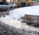 Лавочку-велосипед в Южно-Сахалинске снесли во время расчистки снега