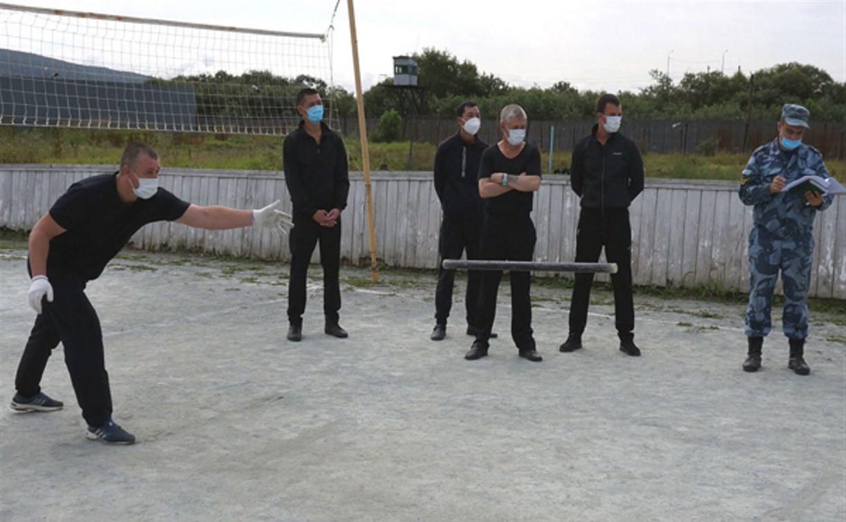 На Сахалине заключённых учат играть в "Городки"