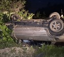 Два человека получили травмы: на Сахалине Honda CR-V вылетела с дороги и опрокинулась на крышу