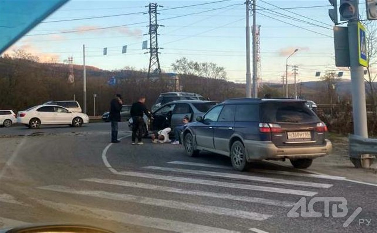 "Женщина лежит на асфальте": жёсткая авария на перекрёстке Мира-Лесной в Южно-Сахалинске 