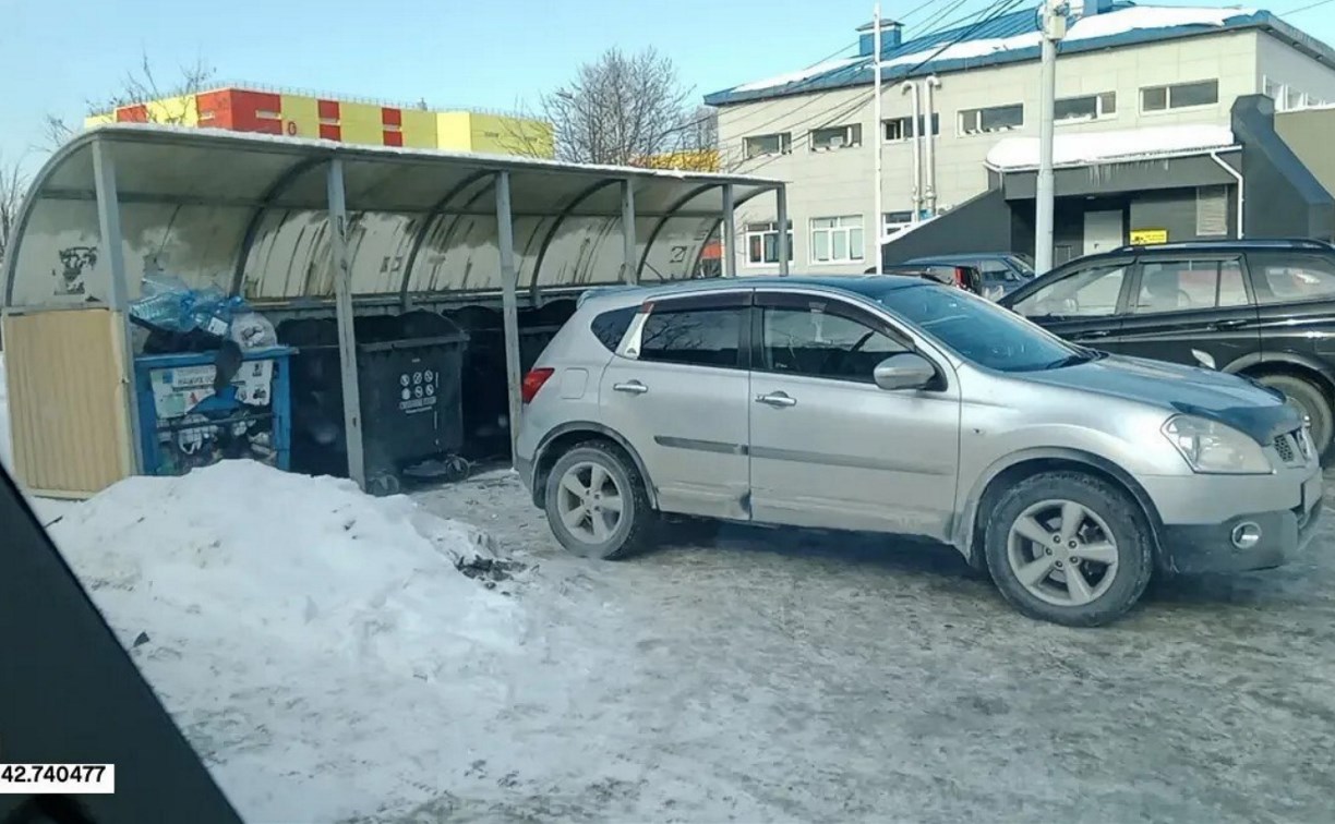 В Южно-Сахалинске горе-парковщики мешают вывозить мусор