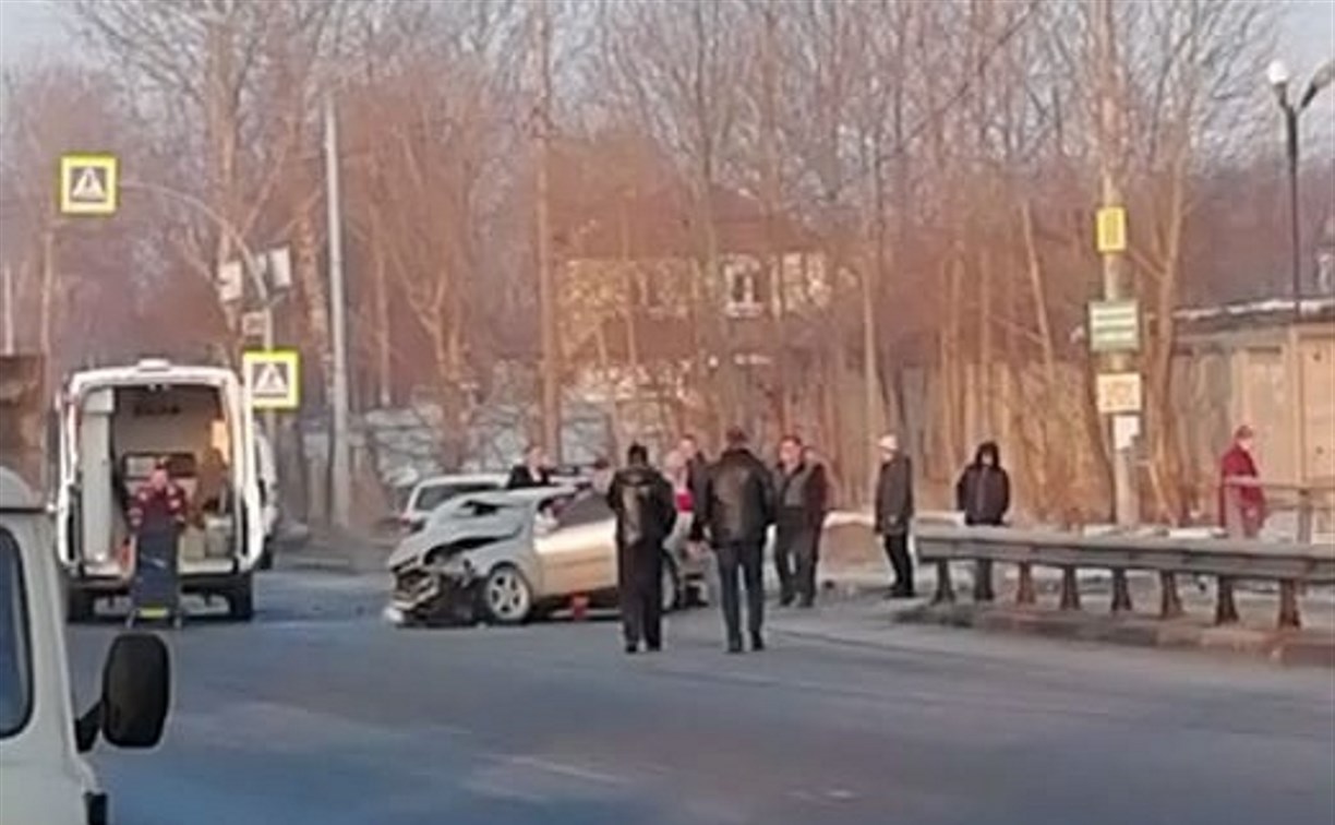 Серьезное ДТП произошло на улице Транзитной в Южно-Сахалинске