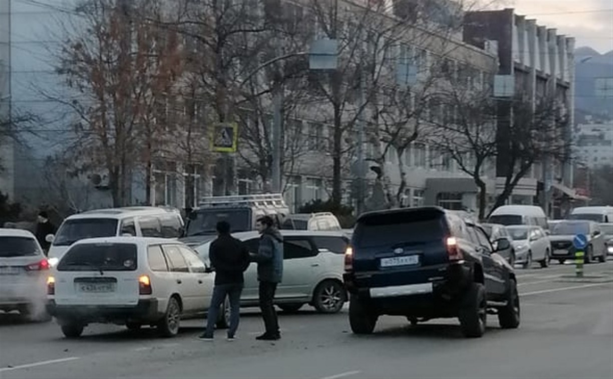 В Южно-Сахалинске внедорожник потерял колесо и подбил другой автомобиль