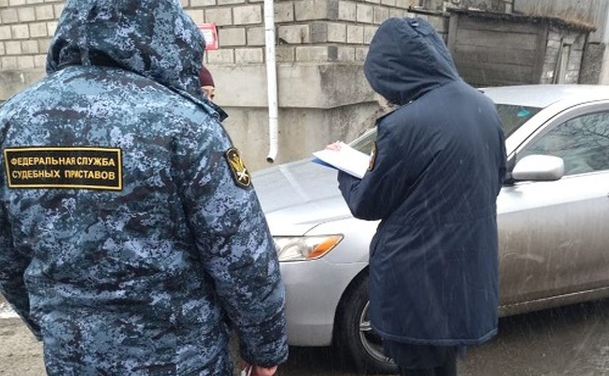 На Сахалине пытались арестовать автомобиль водителя, который насобирал 92 штрафа ГИБДД