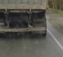 Самосвал рассыпал щебень на охотской трассе