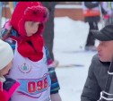 Глава Долинского района научил девочку из Белгорода кататься на лыжах