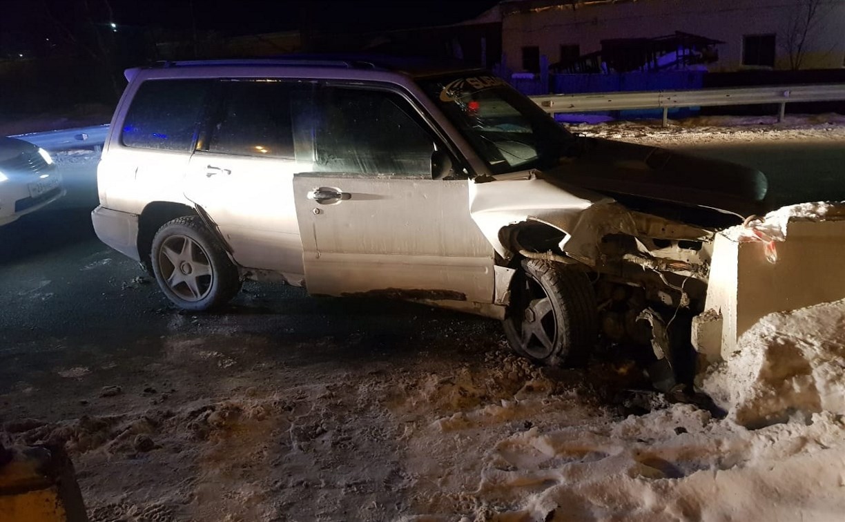 Subaru Forester врезался в бетонное ограждение в Южно-Сахалинске