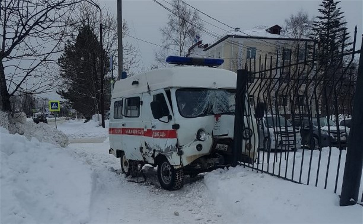 Трактор помешал "скорой" довезти пациента до Анивской ЦРБ