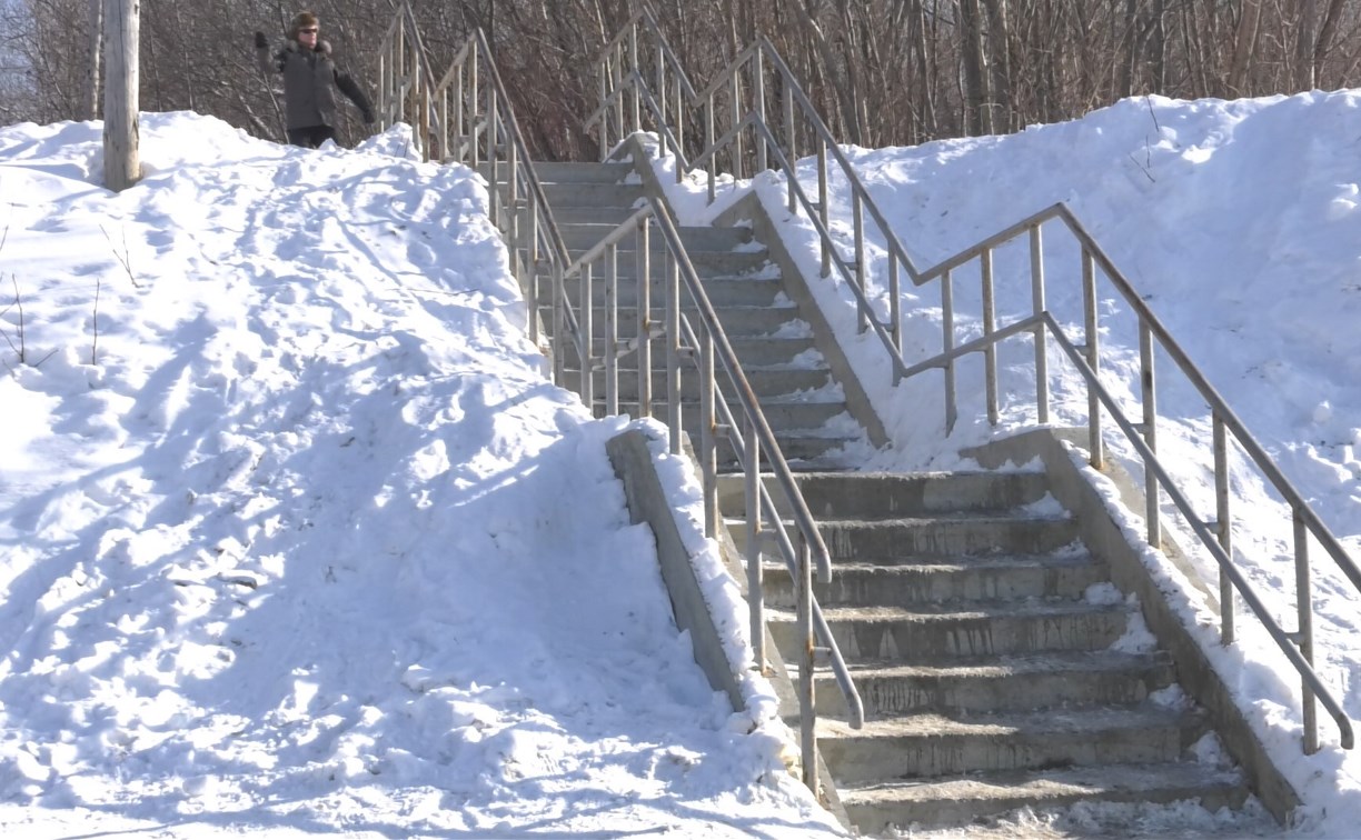 В Южно-Сахалинске бетонная лестница к роднику стала ледяной