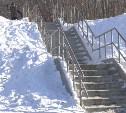 В Южно-Сахалинске бетонная лестница к роднику стала ледяной