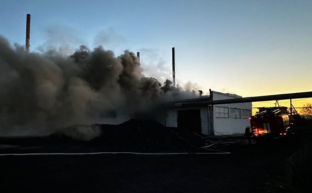 "Оборудование не пострадало": мэр Углегорска рассказал, что происходит на горящей котельной