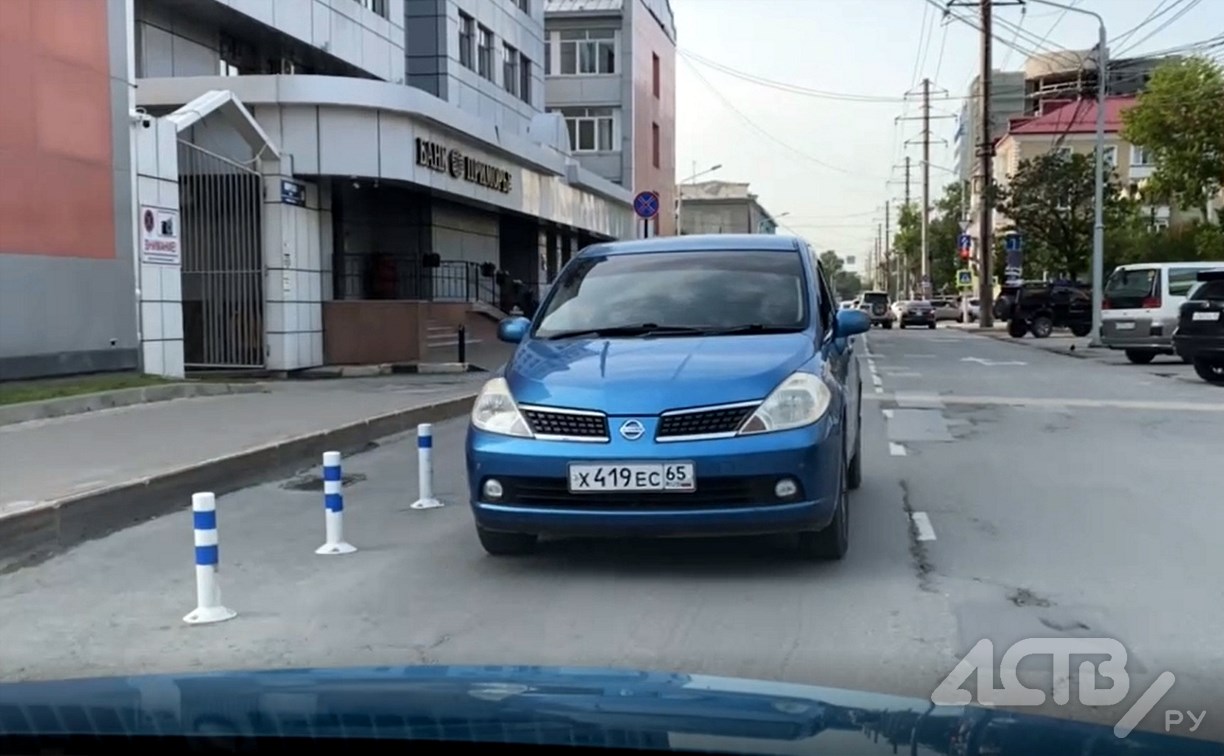 Махал руками, крутил пальцами у виска”: автомобилист в Южно-Сахалинске пытался проехать “против шерсти”