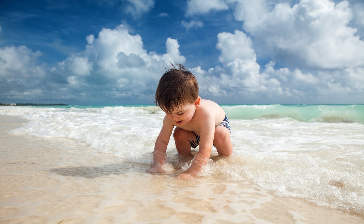 Ребенок на пляже частные
