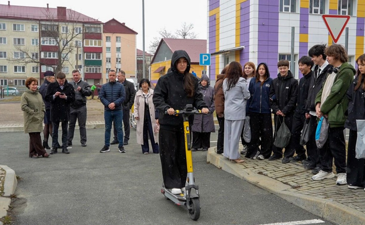 Школьников Южно-Сахалинска начали учить правильно кататься на электросамокатах