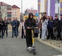 Школьников Южно-Сахалинска начали учить правильно кататься на электросамокатах