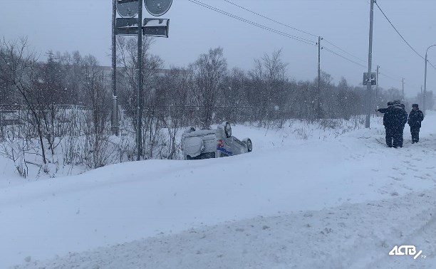 Полицейский автомобиль перевернулся на северном выезде из Южно-Сахалинска
