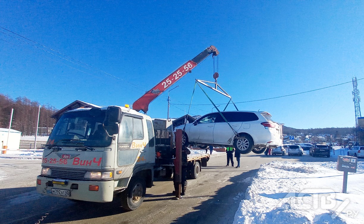 Массовая эвакуация на "Горном воздухе": машины сахалинцев увозит ГИБДД