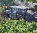 Появились кадры с места тушения пожара на базе в Долинском районе, где сгорело три автомобиля