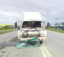 Фургон протаранил кран-балку на улице Железнодорожной в Южно-Сахалинске 