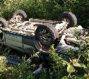 Автомобиль приземлился на крышу в результате ДТП на трассе в Поронайском районе