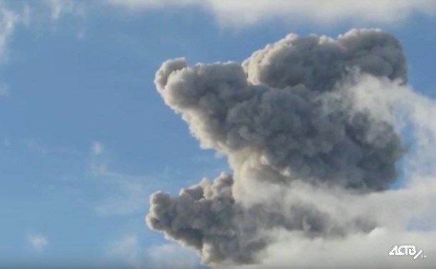 Пепел из вулкана Эбеко выпал в Северо-Курильске