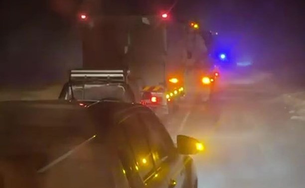 Очевидцы показали на видео колонны автомобилей на закрытом участке трассы Южно-Сахалинск - Оха