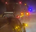 Очевидцы показали на видео колонны автомобилей на закрытом участке трассы Южно-Сахалинск - Оха