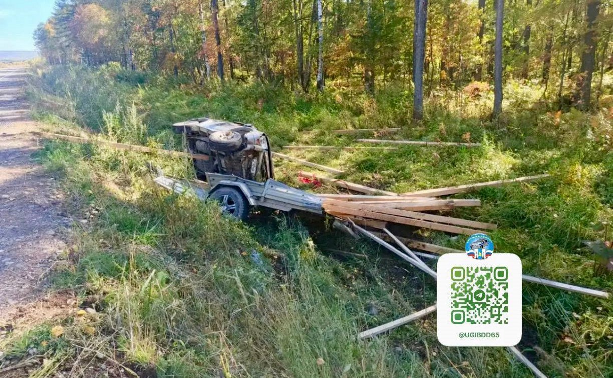 "Пункт назначения по-сахалински": брус сорвался с прицепа и сбил Suzuki Jimny, пострадало 2 человека 