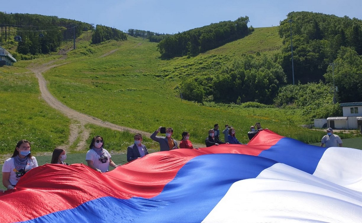 Гигантский флаг России растянули на "Горном воздухе" 