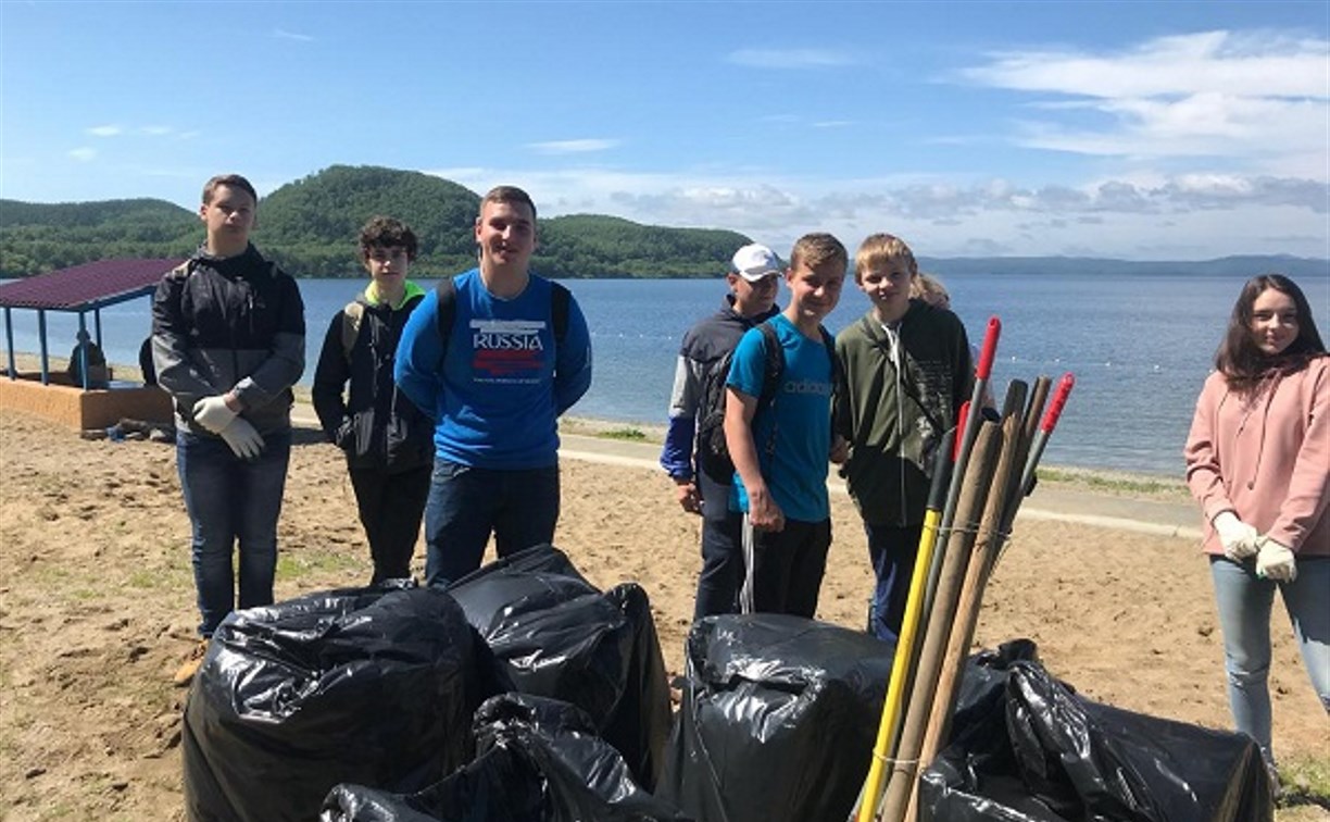 Корсаковские школьники очистили от мусора берег Тунайчи