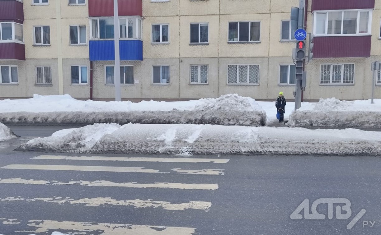 В Южно-Сахалинске "забыли" почистить пешеходный переход на ул. Комсомольской 