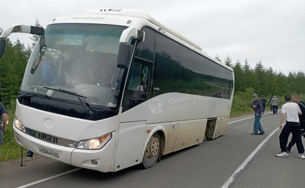 На севере Сахалина у пассажирского автобуса на полном ходу оторвало колесо