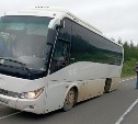 На севере Сахалина у пассажирского автобуса на полном ходу оторвало колесо