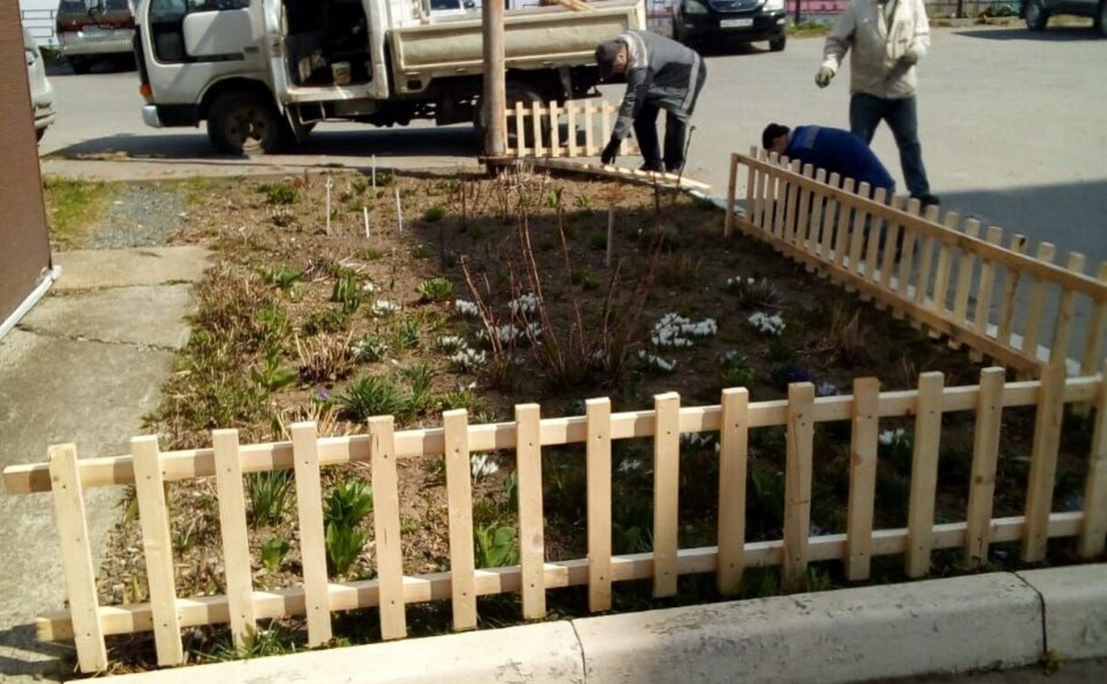 Клумбы во дворах жилых домов в Холмске огородили заборчиком