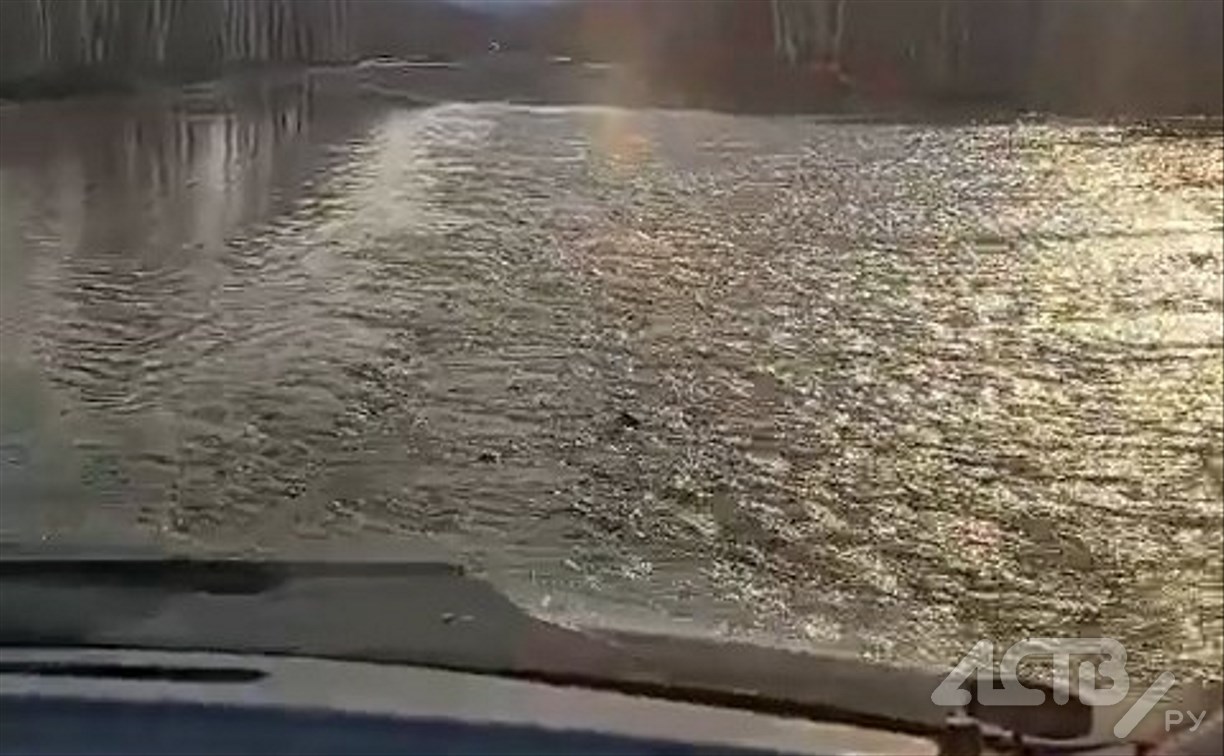 У села Ясного в Тымовском районе вода размыла дорогу
