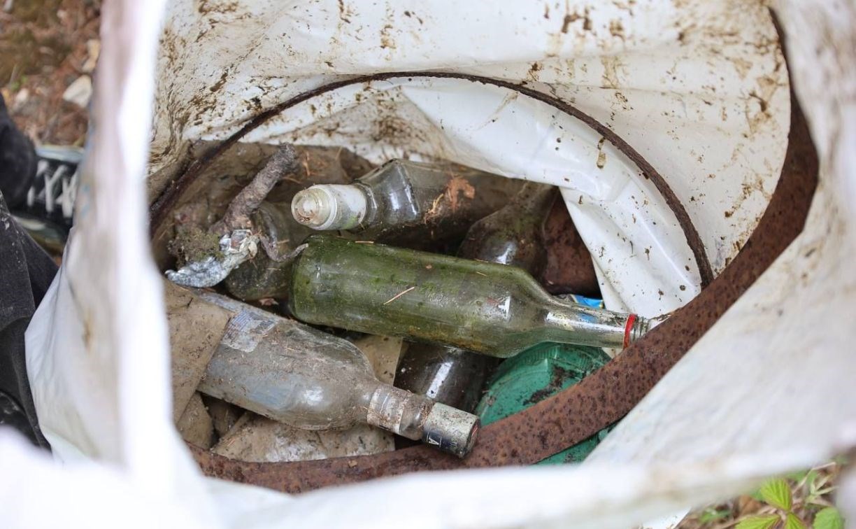 Сахалинские активисты и ветераны СВО собрали более 200 килограммов мусора на берегу озера Изменчивое