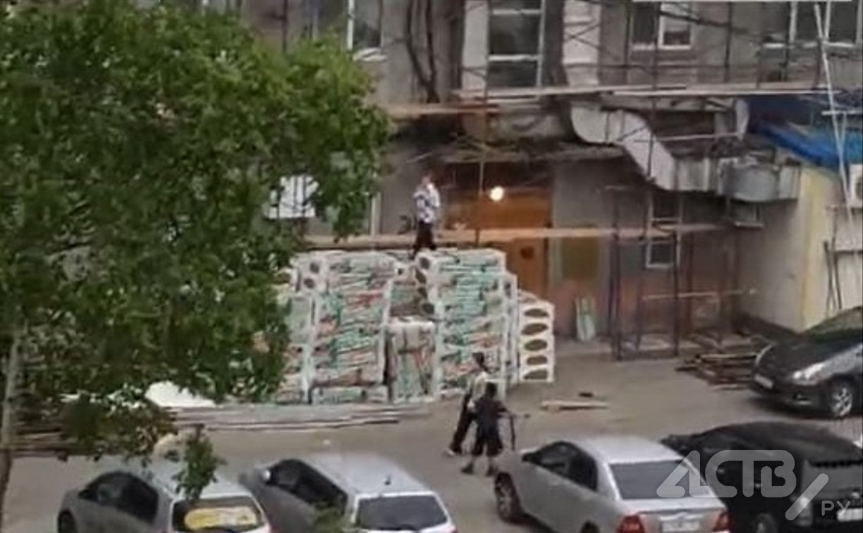 Опасные игры: дети лазают по жилой многоэтажке в Южно-Сахалинске