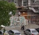 Опасные игры: дети лазают по жилой многоэтажке в Южно-Сахалинске
