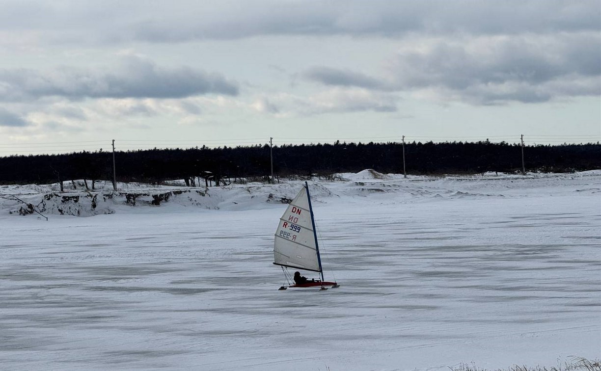 Редкие кадры: сахалинские буеристы устроили гонки на льду