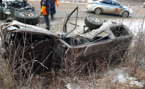 Два человека пострадали при столкновении трех автомобилей на въезде в Южно-Сахалинск