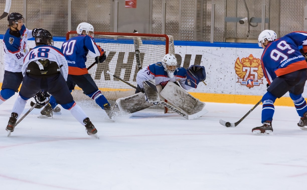 Сахалинские хоккеисты 32 раза пробили по воротам "Капитана" и ни разу не попали