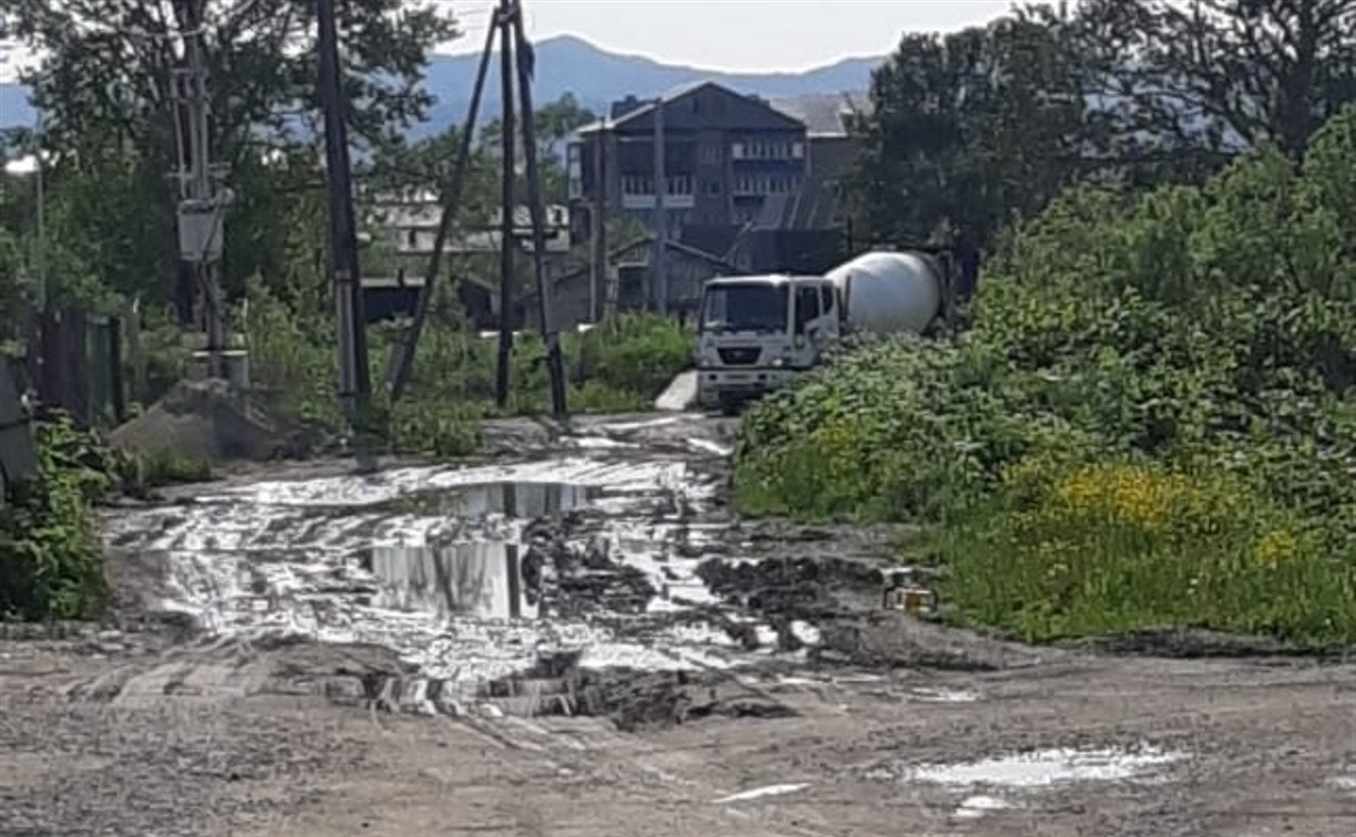 На окраине Южно-Сахалинска бетономешалки сливают цементный раствор в ручей