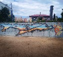 Охинец в свободное от работы время украсил ярким граффити стены памятника погибшим летчикам 