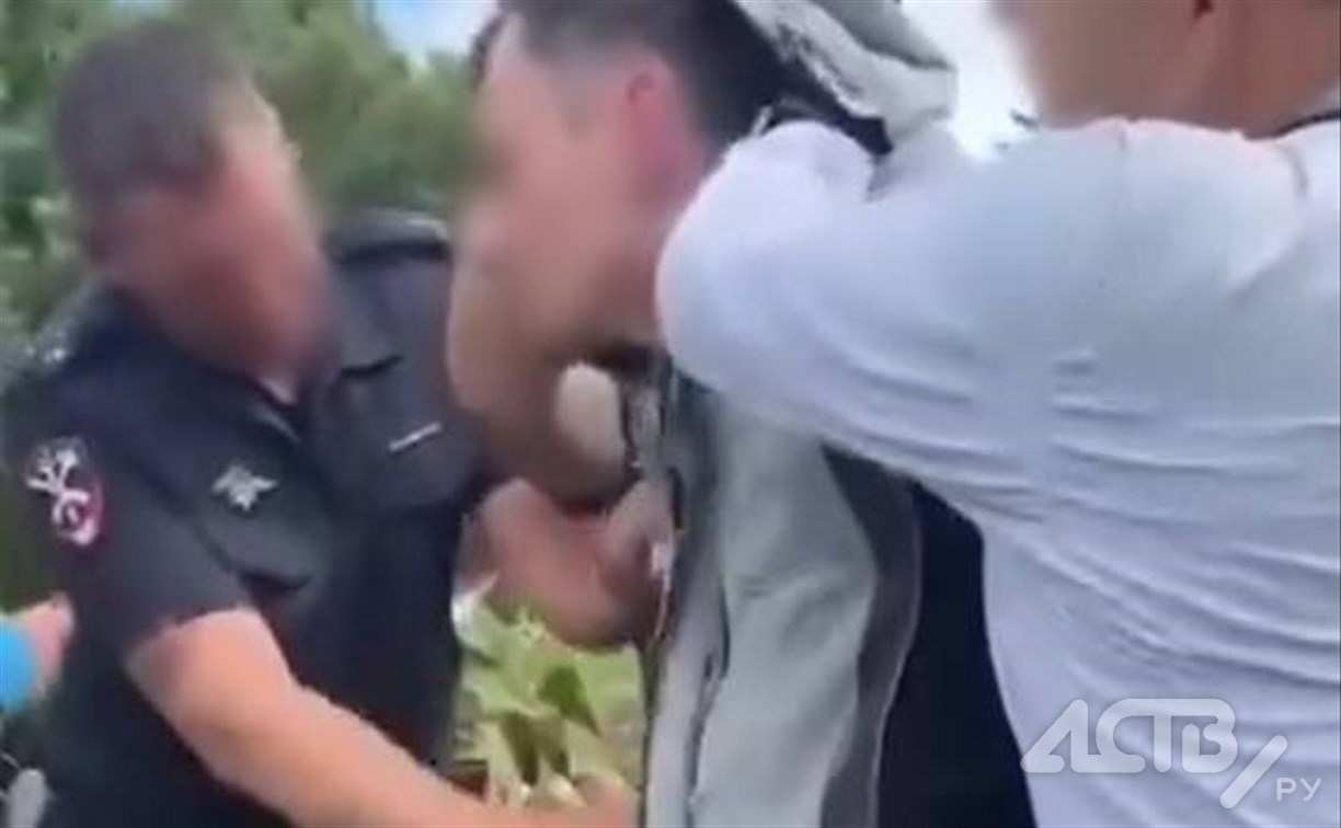 "Кроссовки в крови, прятался в кустах": появились кадры задержания подозреваемого в убийстве на Курилах 